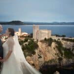 La Rocca Aldobrandesca sullo sfondo e gli sposi Carlo e Cristina in primo piano